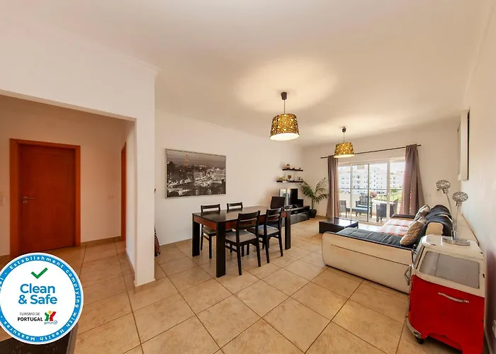 C02 - Luxury 3 Bed With Pool View