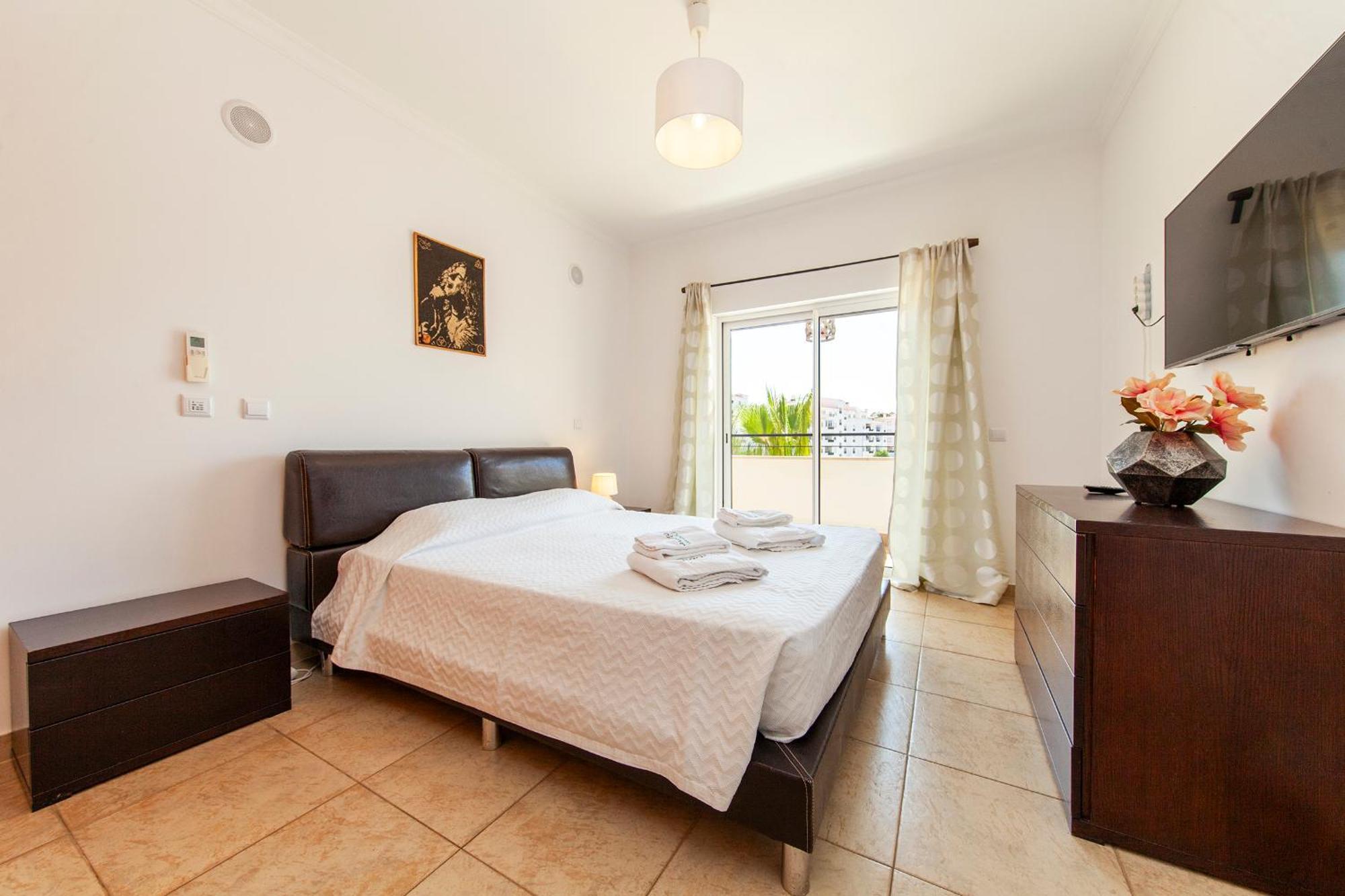 C02 - Luxury 3 Bed With Pool View *