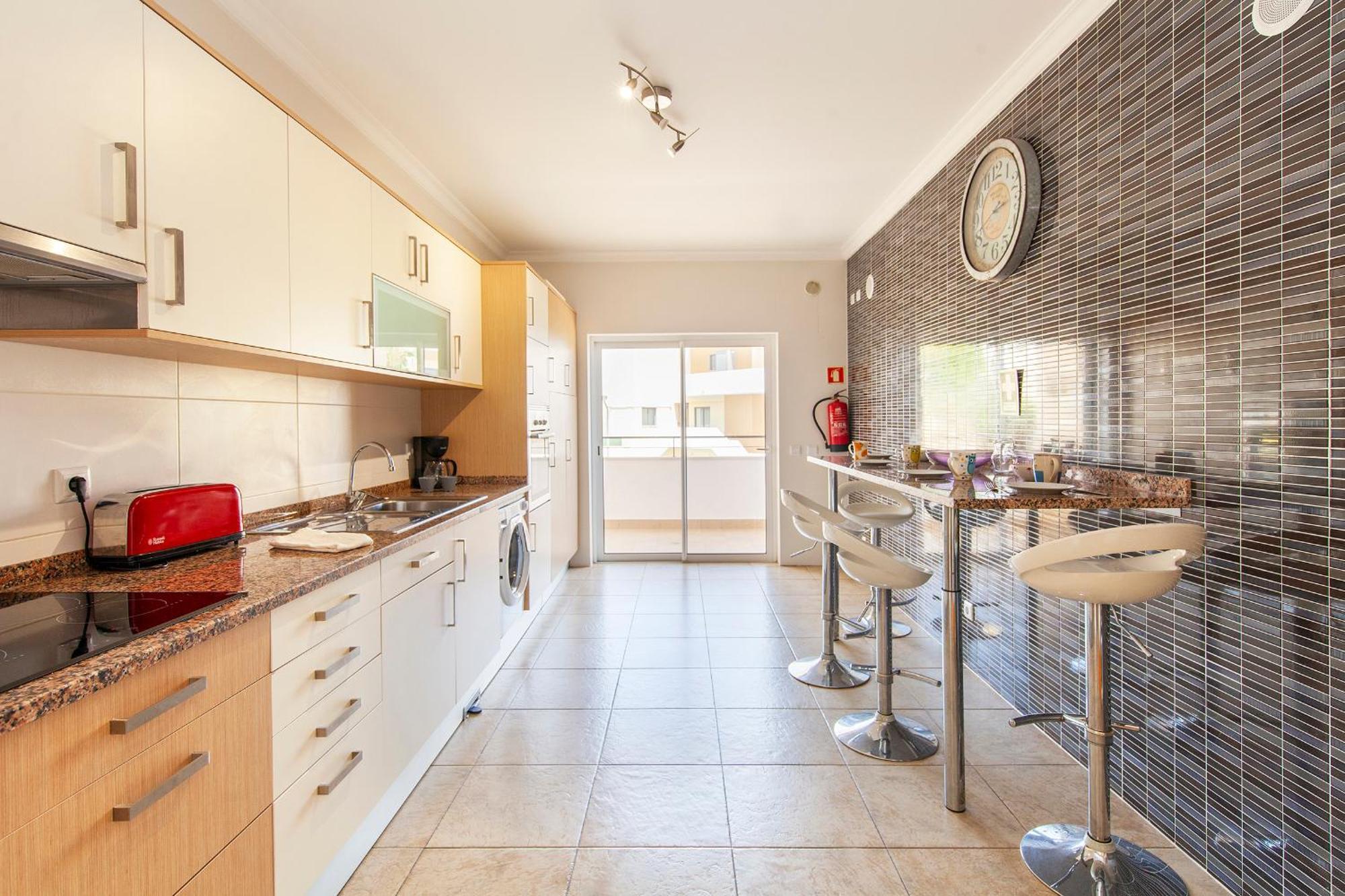 C02 - Luxury 3 Bed With Pool View Apartment *