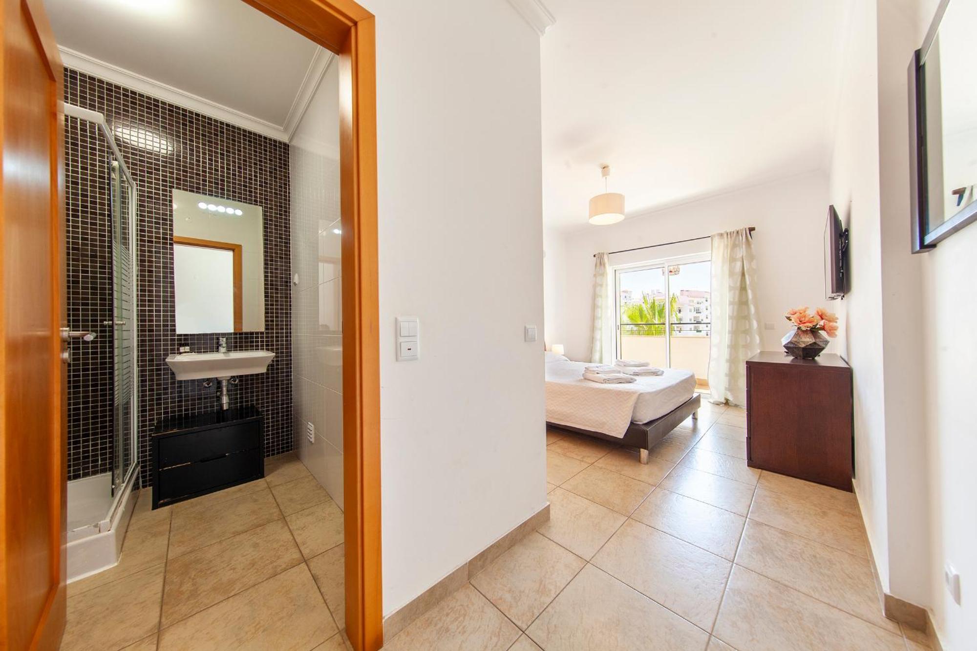 C02 - Luxury 3 Bed With Pool View * Lagos