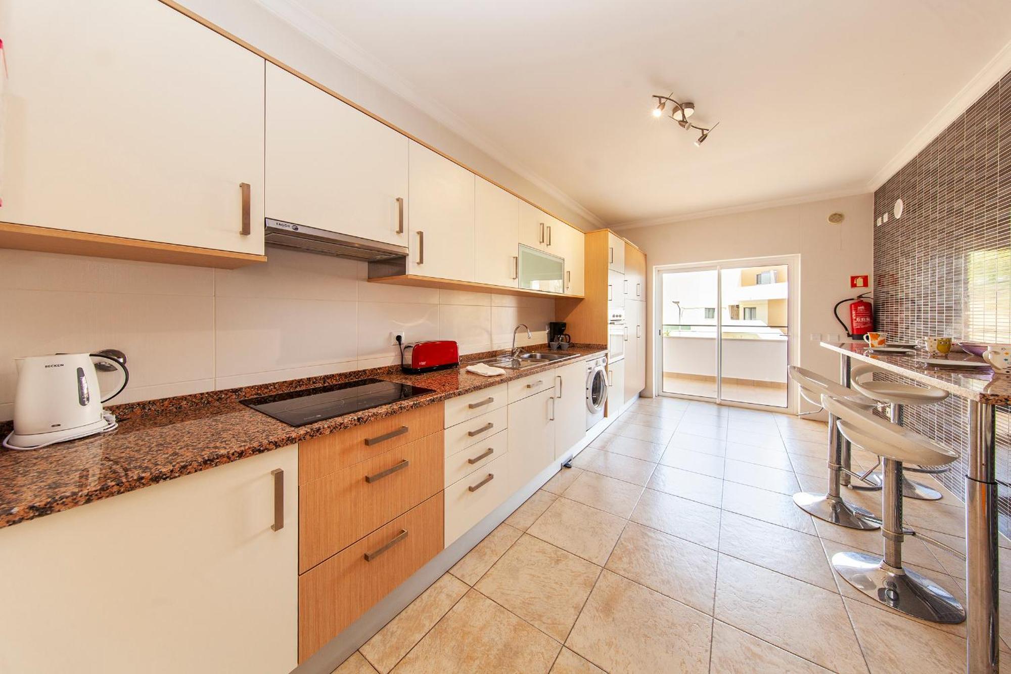 C02 - Luxury 3 Bed With Pool View Apartment