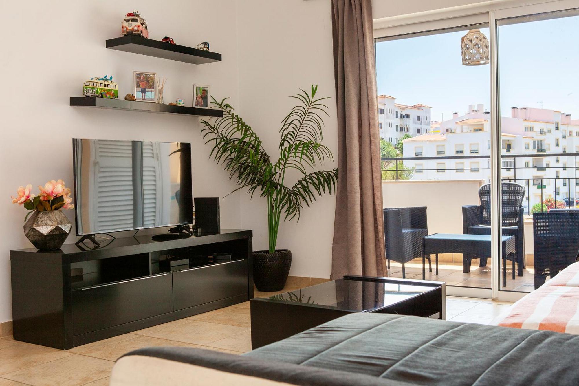 Apartment C02 - Luxury 3 Bed With Pool View